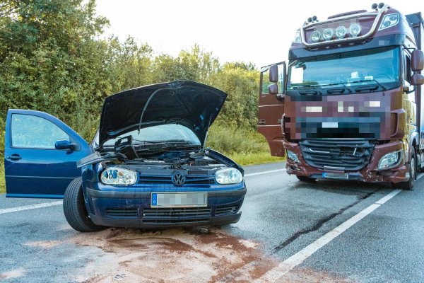 Bei einem Unfall auf der Salzufler Straße ist eine Leopoldshöherin lebensgefährlich verletzt worden. - © FREITAG-TV