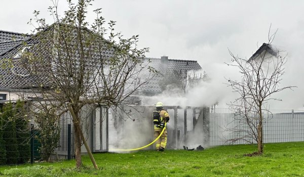 Dichte Rauchschwaden ziehen über das Neubaugebiet Südfeld - © Niklas Möllermann / Freitag-TV