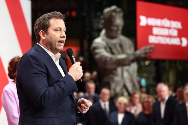 Lars Klingbeil bei seinem Auftritt auf der SPD-Wahlparty: Trotz des schlechten Ergebnisses wächst seine Macht. - © Hannes P Albert/dpa