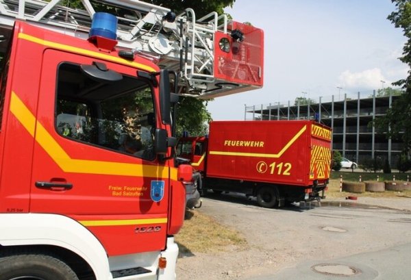 Rund 40 Einsatzkräfte sind auf dem Gelände eines Betriebes in der Straße "Am Fischerskamp" im Einsatz. Hier brannten ein Holzstapel und ein Carport vollständig aus. - © Daniel Hobein / Feuerwehr Bad Salzuflen