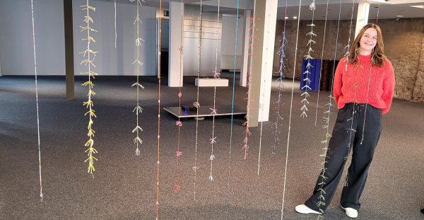Der Perlenvorhang "The Absence" von Gesa Kolb spielt mit Material, Funktion und Räumlichkeiten. Lisa Oord hat die Künstlerin nach Lemgo gebracht. - © Katrin Kantelberg