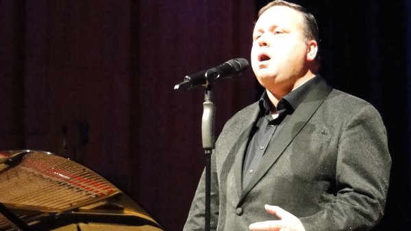 Der britsche Tenor Paul Potts versinkt in der Konzerthalle komplett in seinen Liedern. Die Zuhörer applaudieren begeistert, als sie Zeuge werden, wie lange er einen Ton herausjagen kann, ohne dass ihm die Luft wegbleibt. - © Hajo Gärtner