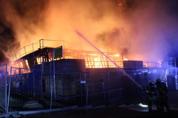 Mit mehreren Löschangriffen hat die Freiwillige Feuerwehr Bad Salzuflen im April den Brand eines KiTa-Neubaus im Elkenbreder Weg bekämpft. - © Daniel Hobein/Feuerwehr Bad Salzuflen