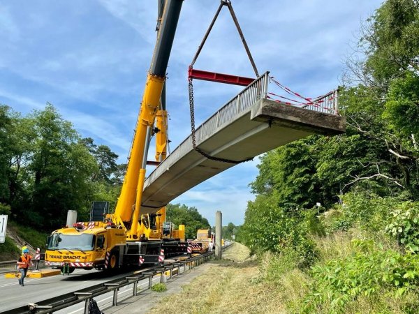 Für den Abriss der alten Brücke über der B1 waren zwei Spezialrkäne im Einsatz. - © Ralph Meyer (Archivfoto)