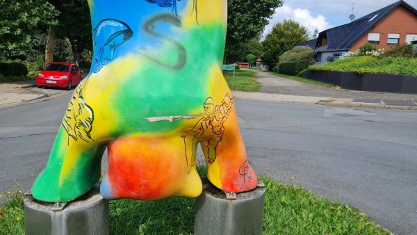 Die Risse sind nicht zu übersehen: Der Berliner Bär, vor 11 Jahren ein Geschenk von Blombergs Partnerstadt Berlin-Reinickendorf, ist überholungsbedürftig. Künstlerin Gaby Prasse wird die Reparaturen in Angriff nehmen, wenn der städtische Bauhof ihn demontiert hat. - © Marianne Schwarzer