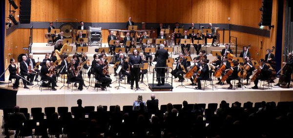 Die Nordwestdeutsche Philharmonie unter der Leitung von Frank Beermann mit dem Bariton Aleksei Isaev. - © Rudi Rudolph