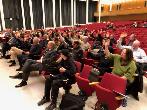 Der "Moment der Wahrheit": Der Stadtrat stimmt in der Konzerthalle über den Doppelhaushalt ab (im Vordergrund die CDU-Fraktion). - © Thomas Reineke