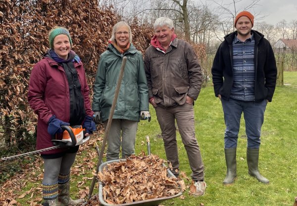 Alina Mohn (v. l.), Pirjo Schack, Matthias Hoffmeier und Merlin Mitzel kümmern sich gemeinschaftlich um die Gartenarbeit. - © Copyright Biohof Hoffmeier