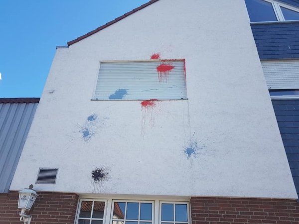Unbekannte haben nach Angaben von Wirt Kurt Gnade am frühen Sonntagmorgen Farbbeutel auf die Fassade des Gasthofs geworfen. - © Kurt Gnade