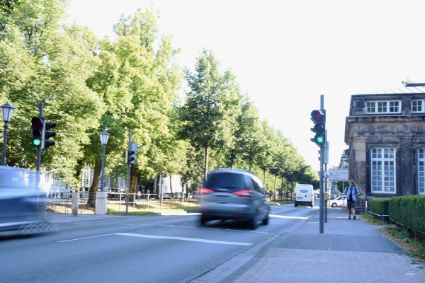Unfallhotspot oder nicht? Anwohner Werner Holtmann sagt ja. "Nein" heißt es dagegen von der Hochschule und auch derPolizei. Seit 2013 habe es nur den einen schweren Unfall und ansonsten einen Rotlichtverstoß an der Ampel gegeben. - © Raphael Bartling