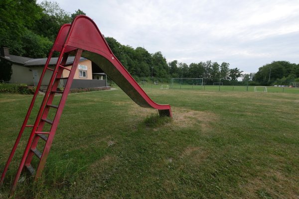 Der Bereich oberhalb des Sportplatzes am Sporthaus soll als neuer Bolzplatz hergerichtet werden. - © Jost Wolf