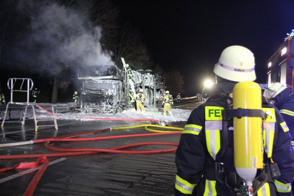 Ein Autotransporter ist auf der A2 in Richtung Hannover zwischen den Anschlussstellen Ostwestfalen-Lippe und Herford/Bad Salzuflen am 26. November fast vollständig ausgebrannt. Verletzt wurde niemand. Die Salzufler Feuerwehr war vor Ort. - © Daniel Hobein