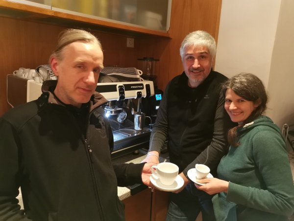 Freuen sich auf die Saison 2022: das Team der „Burgküche Sternberg" (von links) Carsten Dreeskornfeld, Niels Dreeskornfeld und Johanna Neugebauer.  - © Sylvia Frevert