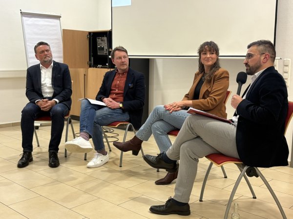 Kyra Funk, Journalistin und Autorin, Soziologe Hakob Matevosyan und Peter Dück, Mitglied des Integrationsrates der Stadt Detmold, diskutieren mit Kulturreferent Edwin Warkentin über das Wahlverhalten von Russlanddeutschen in Deutschland. - © Jan Schillmann