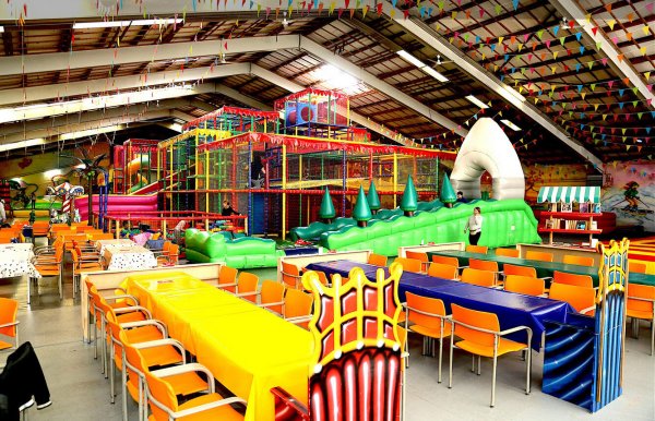Das Indoor-Spieleparadies "Ratzfatz" in Klein Berkel ist Opfer der Flammen geworden. - © Spieleparadies Ratzfatz