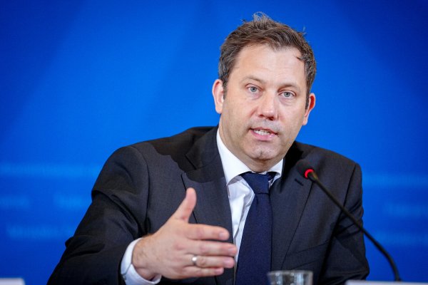 Neuer Finanzminister im Fokus: Lars Klingbeil während einer Pressekonferenz in seinem Ministerium zur Prognose der Steuerschätzer. - © picture alliance/dpa