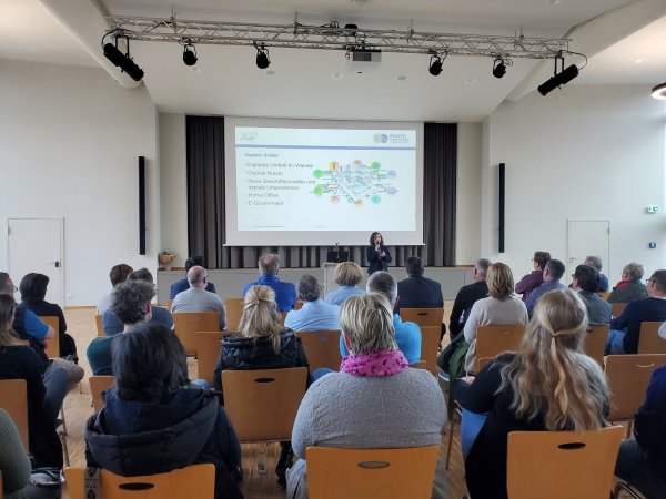 Großes Interesse: Kriminaloberkommissarin Inna Claus vom Landeskriminalamt NRW gibt wertvolle Tipps, wie sich die Bürger vor Cyberkriminalität schützen können - © Stadt Lügde