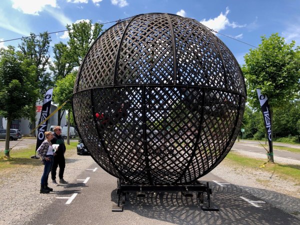 In der Eisenkugel (fünf Meter Durchmesser) trainieren zwei Motorradfahrer. Aileen Hörhold, Projektleitung Customz & Cruiserz, und Luke Ramien von Globe of Speed sehen zu. - © Thomas Reineke