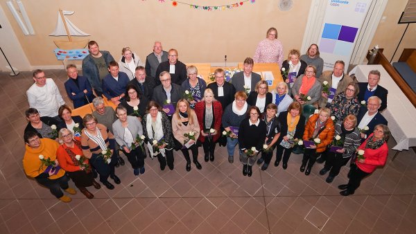 Verleihung des Kronenkreuzes. Mitarbeiterinnen und Mitarbeiter der Diakonie werden von Landessuperintendent Dietmar Arends (Mitte) mit dem Kronenkreuz ausgezeichnet. Foto: Lippische Landeskirche - © Lippische Landeskirche