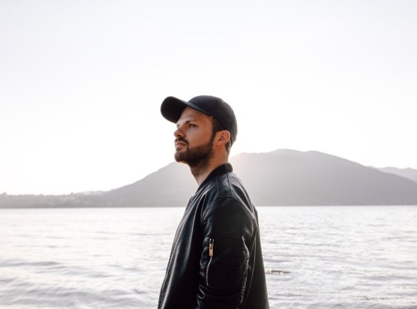 Der Singer-Songwriter Nick March kommt mit seinem Deutschpop am Sonntag nach Lage. - © Samira Neitzke