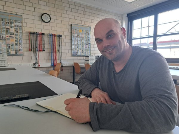 Prof. Dr. Johannes Üpping greift auch mal schnell zu Stift und Papier, um seinem Gegenüber etwas zu verdeutlichen. - © Carolin Brokmann-Förster