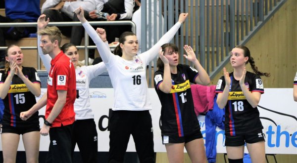 Freude über die Final-Four-Teilnahme, Freude über die Ausrichtung der DM-Endrunde: die A-Jugend-Spielerinnen der HSG Blomberg-Lippe mit (von links) Emma Montag, Tina Stanojevic, Zoe Krüger, Alina Gabatz und Julia Hertha zusammen mit Trainer Ruben Voßhans. - © Oliver König