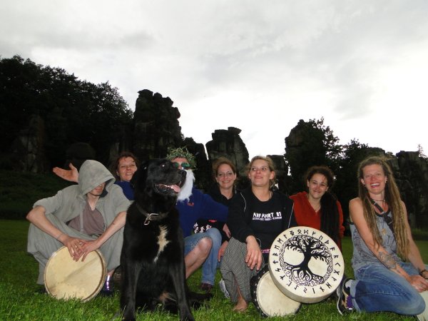 Sie verstehen sich als Familie, obwohl sie weit verstreut zu Hause sind. Aber jedes Jahr treffen sie sich an den Externsteinen zum Mittsommernachtsfest. Und natürlich ist dann auch Hund Bo dabei. (Foto: Hajo Gärtner) - © Hajo Gärtner