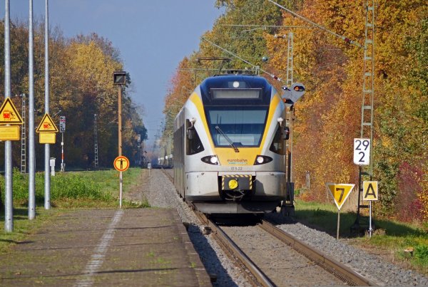 Ist das demnächst ein normaler Anblick im Begatal? Die Reaktivierung der Strecke für den Personenverkehr hätte einen hohen volkswirtschaftlichen Nutzen. Eine Oberleitung wie auf diesem Foto ist allerdings nicht geplant. - © Pixabay/Symbolbild
