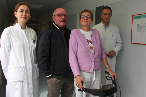 FSME-Patientin Cornelia und Ehemann Bernd Bathe aus Dörentrup haben ein hartes Jahr hinter sich - und der Kampf geht weiter. Oberärztin Delia Pop-Ionasiu und Prof. Dr. Christoph Redecker, Chefarzt der Klinik für Neurologie und Neurogeriatrie am Klinikum Lippe in Lemgo, standen dem Ehepaar zur Seite. - © Janet König