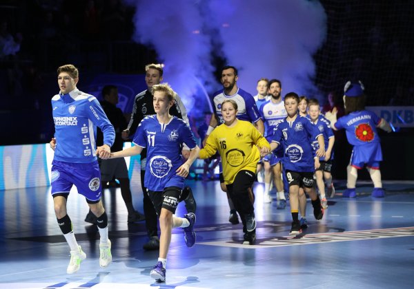 Angeführt von Kapitän Lukas Zerbe läuft der TBV Lemgo Lippe in die Phoenix-Contact-Arena ein. In der Lanxess-Arena in Köln ist Zerbe bisher noch nie gewesen. Es folgen Finn Zecher, Gedeon Guardiola und Tim Suton. Foto: Paul Cohen - © paul cohen