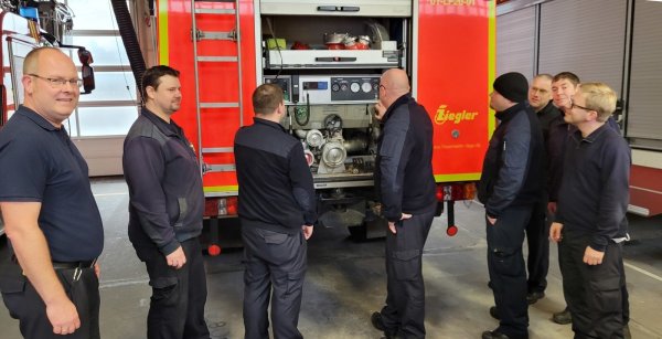 Der Leiter der Feuerwehr Lage, Benjamin Brinkmeyer (links), erledigt am Tag vor Heiligabend noch einige Arbeiten mit Matthias Quack, Pascal Pörtner, Oliver Hansen, Thorben Bruns, Dirk Weißbrich, Dirk Windmann und Tobias Schröder (von links). Mit einem achtköpfigen Team könnten übrigens zwei Fahrzeuge besetzt werden, sollte es denn brennen. - © Astrid Sewing