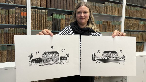 Stadtarchivarin Sonja Beinlich mit künstlerischen Abbildungen des alten und des neuen Kurhauses an der Parkstraße von Celia Kasper. Das Gebäude feiert im kommenden Jahr sein 125-jähriges Bestehen. - © Sven Kienscherf