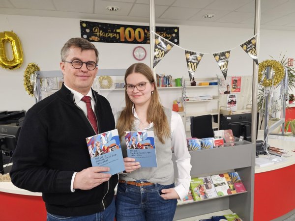 Michael Biermann und seine Tochter Fabienne haben die Geschichte der Stadtbücherei Lage erforscht. Die Chronik ist anlässlich des 100. Geburtstages der Kultureinrichtung im Lippe Verlag erschienen. - © Astrid Sewing