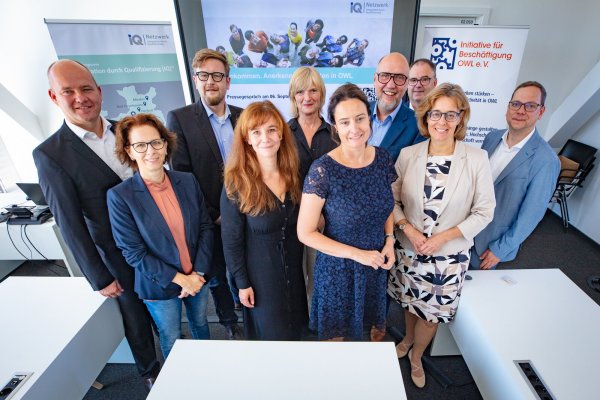 Vereint für die Integration zugewanderter Arbeitskräfte: Marc Sebastian Alex vom Jobcenter Bielefeld (v.r.), Katrin Ruhnau (Miele), Michael Wennemann (IHK Lippe), Klaus Lütkemeier, Regierungspräsidentin Anna Katharina Bölling, Sabine Stallbaum (AWO), Marike Tabor (Initiative für Beschäftigung), Moritz Lippa (Netzwerk Lippe), Susan Klaus (HBZ Brackwede) und Carl-Christian Goll (Handwerkskammer OWL). - © Mike-Dennis Mller / www.mdm.photo