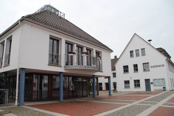 Das Rathaus und die Pivitsheider Straße in Augustdorf sollen umgestaltet werden. - © Nadine Uphoff
