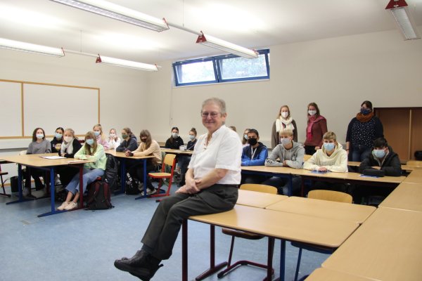 Geschichte mal anders: Joanne Herzberg erzählt einer Klasse des Stadtgymnasiums in Detmold von ihrer bewegten Familiengeschichte. - © Yannick Sonntag(LZ)