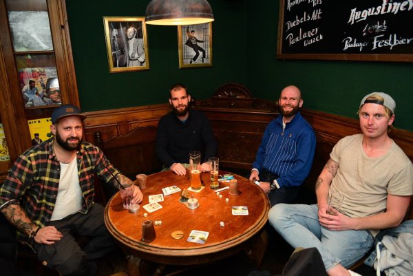 Das vorerst letzte öffentliche Bier genießen in ihrer Stammkneipe „Weite Welt" in Lemgo (von links) Jan, Denis, Sebastian und Manuel. Der Laden muss komplett schließen, da er kein Essen anbietet, das außer Haus geliefert oder abgeholt werden könnte. - © Nicole Ellerbrake