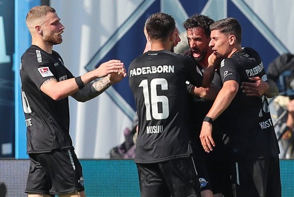 SCP-Torschütze Adriano Grimaldi (2. v. r.) lässt sich nach seinem 2:1-Siegtreffer feiern. Mit ihm jubeln (v. r.) Koen Kostons, Visar Musliu, Kai Klefisch (verdeckt) und Felix Platte, der zuvor das 1:1 erzielt hatte. - © IMAGO/Jan Huebner