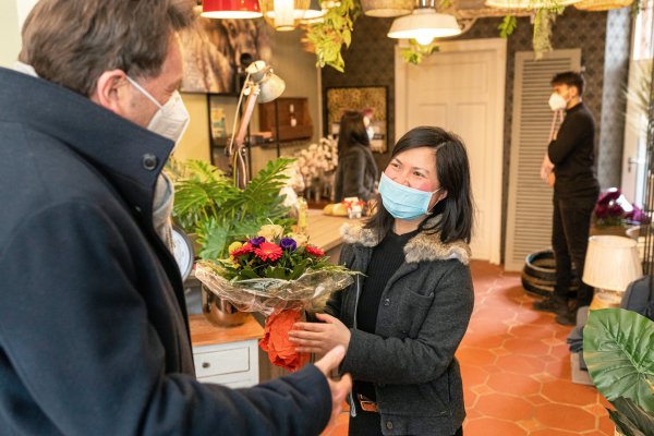 Ladeninhaberin Hien Mai erhält Blumen zur Eröffnung ihres Geschäftes für Wohnaccessoires und Einrichtungsgegenstände. - © Torben Gocke