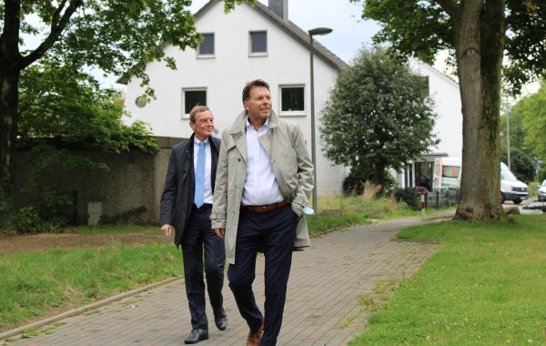 Mitgründer von Pyramis I.E. Michael Hoppenberg (links) und Bürgermeister Frank Hilker beim Spazierganng zwischen den Quartieren „Britensiedlung" und „Breitefeld". - © Philipp Kersten