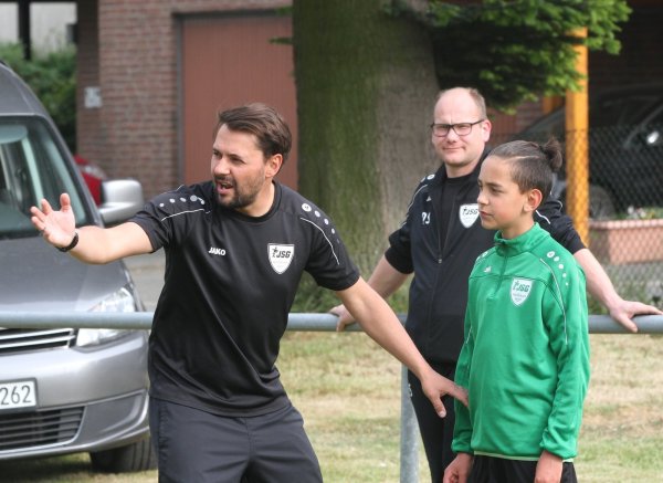 Ausnahme beim Sohn: Trainer Steven Hengstler darf Liam näher kommen. - © Sebastian Lucas