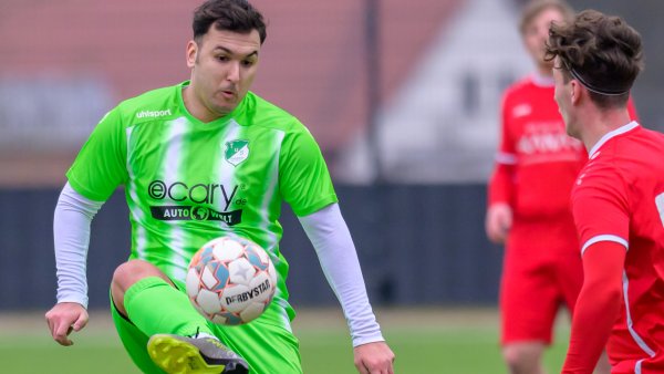 Hochkonzentriert: Ahmsens Elyesa Bal vom TuS Ahmsen, hier im Spiel gegen den Blomberger SV. - © Egon Penner