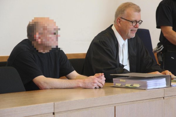 Der 56-jähriger Detmolder hat schon mehrfach an der Seite seines Verteidigers Johannes Salmen auf der Anklagebank gesessen. - © Janet König