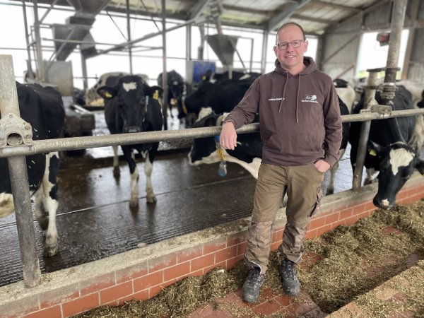 Bio-Landwirt Friedrich Kinkelbur aus Minden: Zu seinem Hof gehören 195 Hektar landwirtschaftliche Nutzfläche, Milchkühe und zwei Hühnermobile mit je 345 Hennen. - © Mareike Köstermeyer