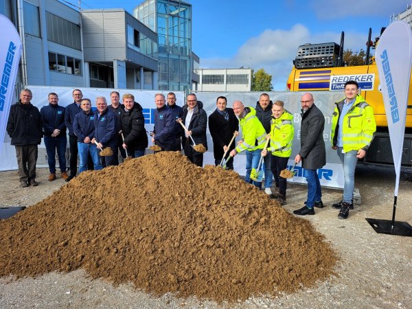 Der offizielle Spatenstich der R+M/Suttner Unternehmensgruppe am neuen Standort in Lemgo-Lieme. Anfang 2025 sollen Büros und Hallen bezugsfertig sein. - © Freya Köhring
