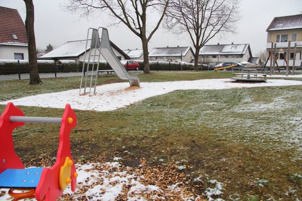So sieht es auf dem Spielplatz an der Heidestraße, Ecke Feldstraße aus. Die Sprossen der Leiter an der Metallrutsche sind recht weit auseinander. - © Nadine Uphoff