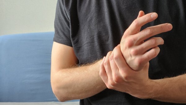 Schmerzen an den Handgelenken können viele Ursachen haben - eine Untersuchung beim Rheumatologen bringt Klarheit über die Diagnose. - © Karin Lüke