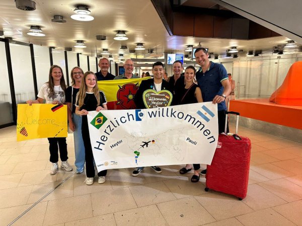 Ein großes Begrüßungskomitee der Rotarier hat den 16-jährigen Heytor in Hannover begrüßt. Der Schüler aus Brasilien wird bis zum Sommer 2025 in Gastfamilien leben. - © Fotorechte: Rotarier Club Lemgo-Sternberg