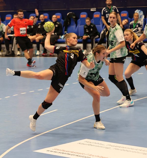 Blombergs Spielführerin Laura Rüffieux am Ball.  - © Paul Cohen