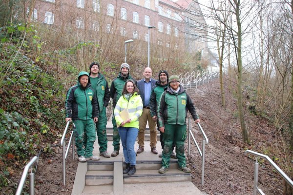 Bürgermeister Christoph Dolle (3. von rechts) und Bauleiterin Victoria Wirbs haben die Treppe am Weinberg gemeinsam mit den Bauarbetern offiziell frei gegeben. - © Stadt Blomberg